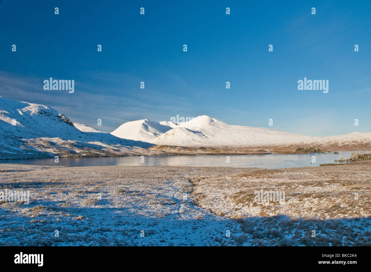 Lochan Na H Achlaise Glencoe Highland avec mont noir en hiver avec de la neige Banque D'Images