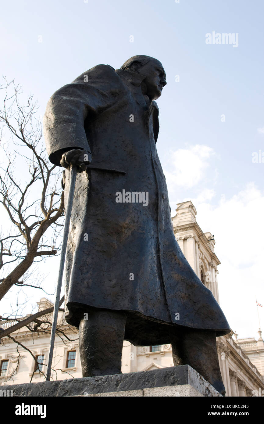 Statue de Winston Churchill, la place du Parlement, Londres, UK Banque D'Images