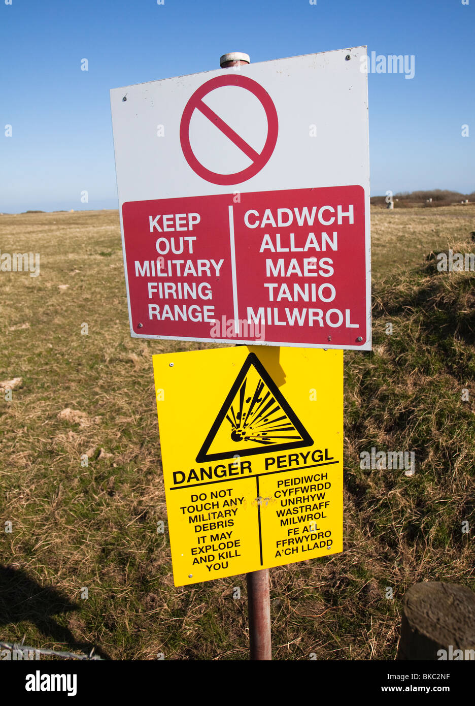 Panneau d'avertissement pour le champ de tir militaire gamme MOD Castlemartin sur sentier côtier du Pembrokeshire Wales UK Banque D'Images