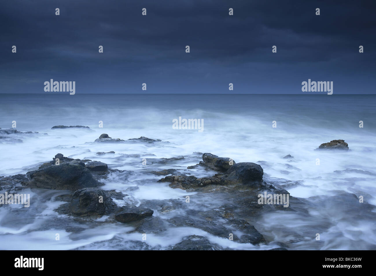 Surfez en mer et nuages sombres sur les falaises du côté ouest à Santa Cruz, côte du Pacifique, Californie, États-Unis. Banque D'Images