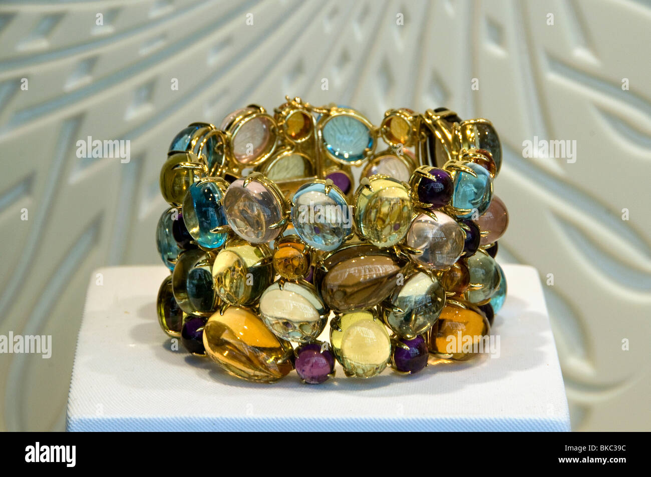 Gran Via Madrid Espagne Espagnol bijoutier bracelet herbeux Photo Stock -  Alamy