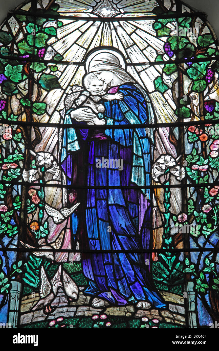 Un vitrail représentant la Vierge Marie et l'enfant, par Theodora Salusbury c1920 ; mouvement Arts and Crafts Banque D'Images