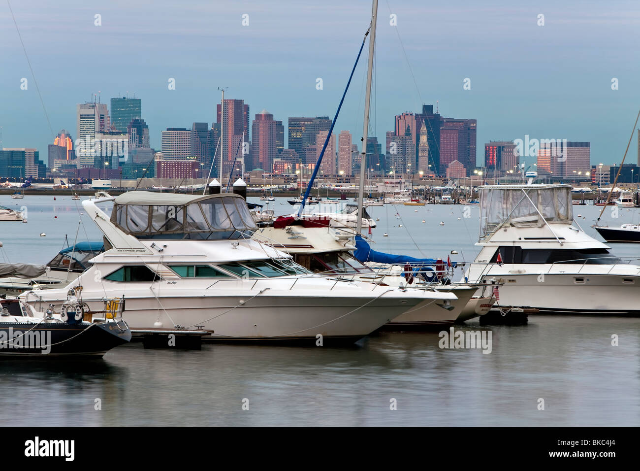 États-unis, Massachusetts, Boston, ville et bateaux amarrés dans le port Banque D'Images