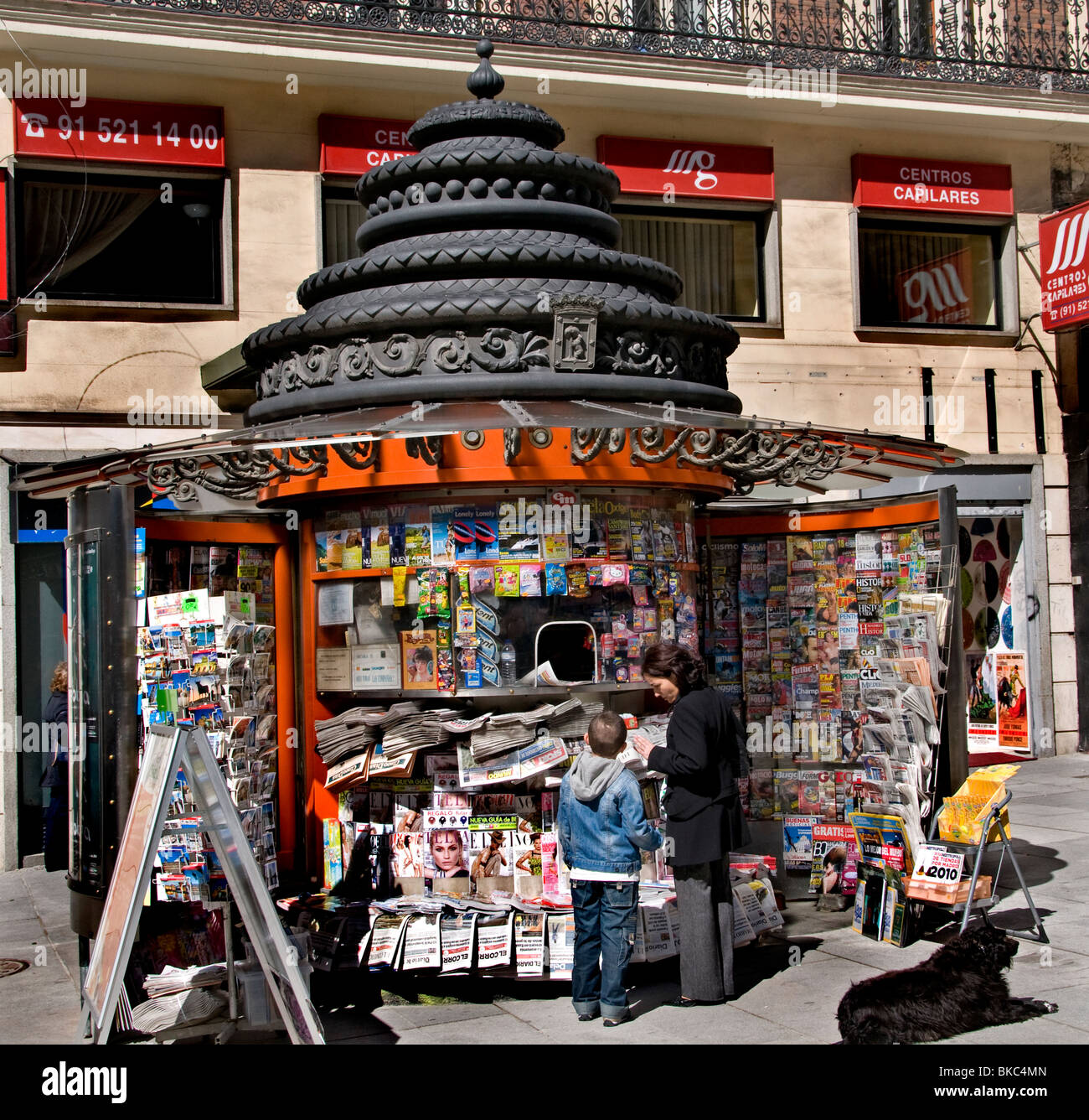 Kiosque à journaux Grand Via Madrid Espagne Plaza de Santa Domingo Banque D'Images