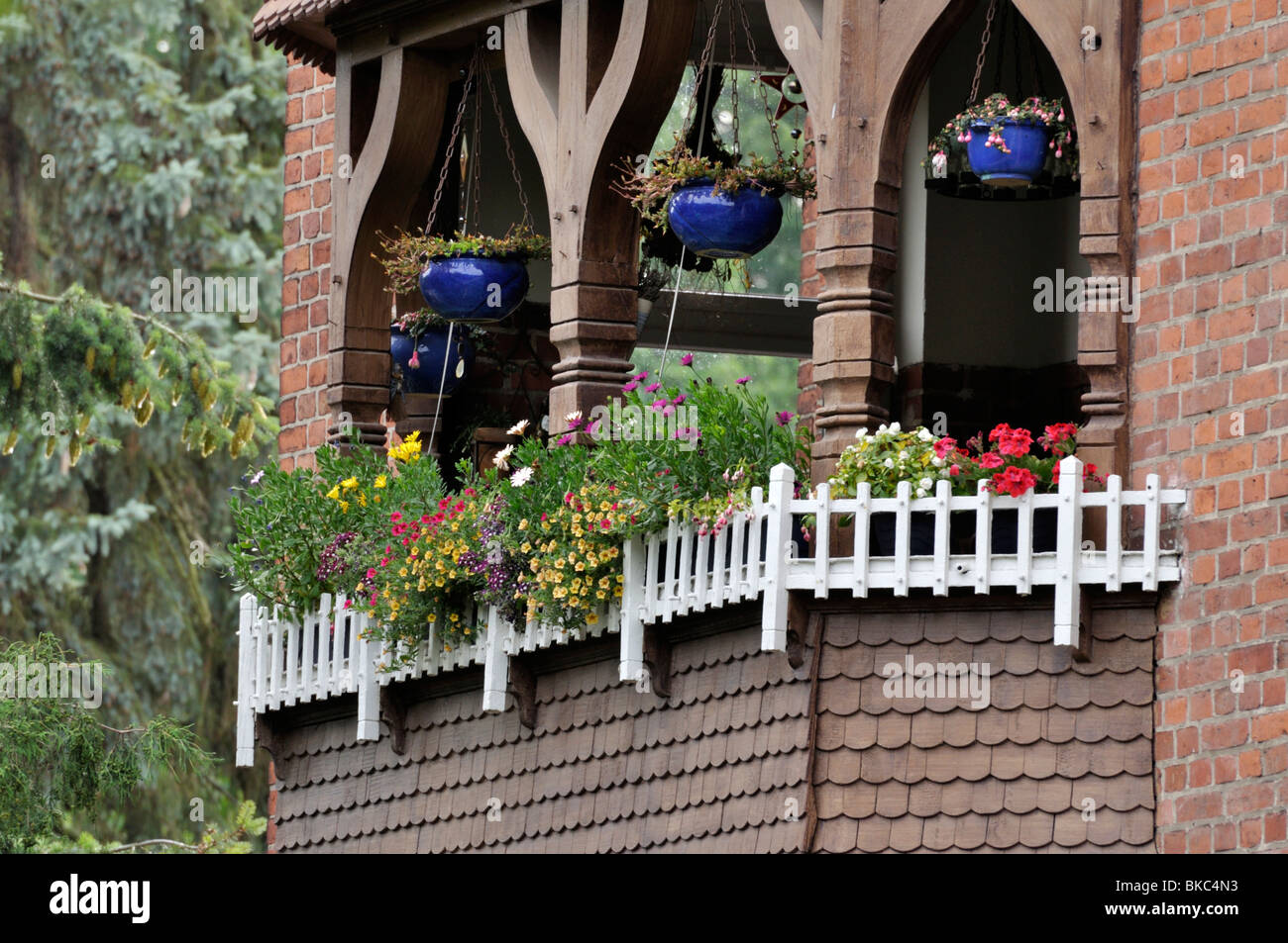 Balcon avec des fleurs d'été Banque D'Images