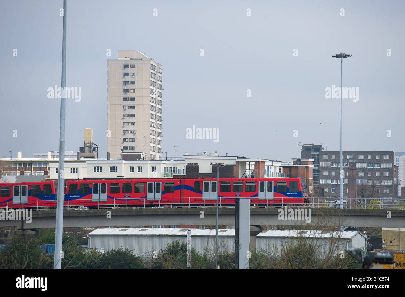 Un train DLR (Docklands light railway passant Billingsgate Market, Canary Wharf, London, 2010 Banque D'Images