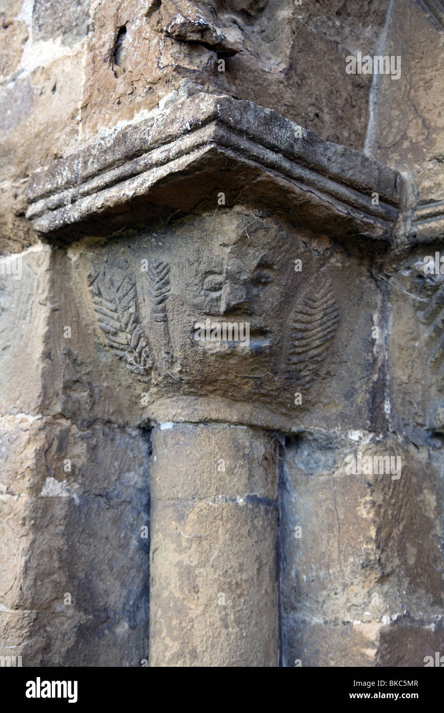 Capital coussin avec une sculpture d'un homme vert, Norman Portail Sud, St Lawrence Church, Warwickshire, Oxhill Banque D'Images