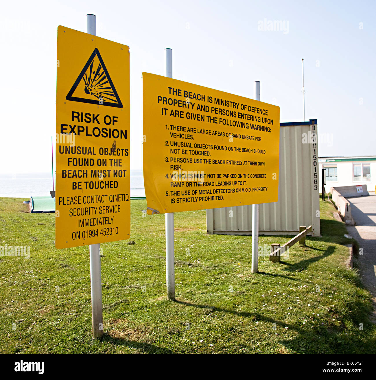La signalisation des explosifs trouvés sur la plage à Pendine sands avec détecteur de métal utilisation interdite Wales UK Banque D'Images
