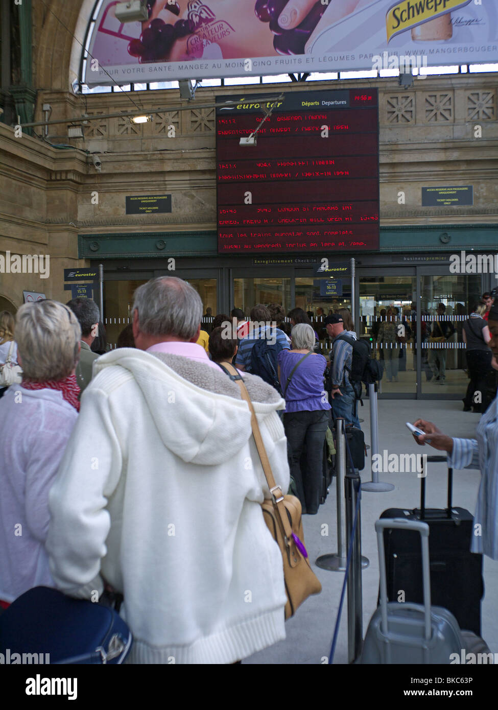 Personnes en attente à la Gare du Nord Paris Gare pour leur train Eurostar pour Londres Banque D'Images