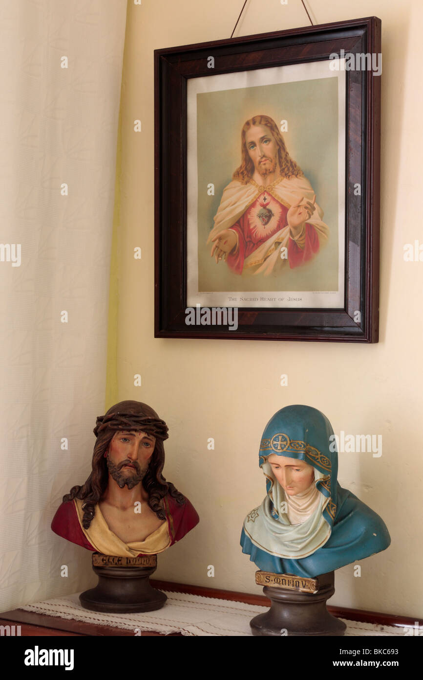 Icônes religieuses dans le coin d'une chambre à Tralee, comté de Kerry, Irlande Banque D'Images