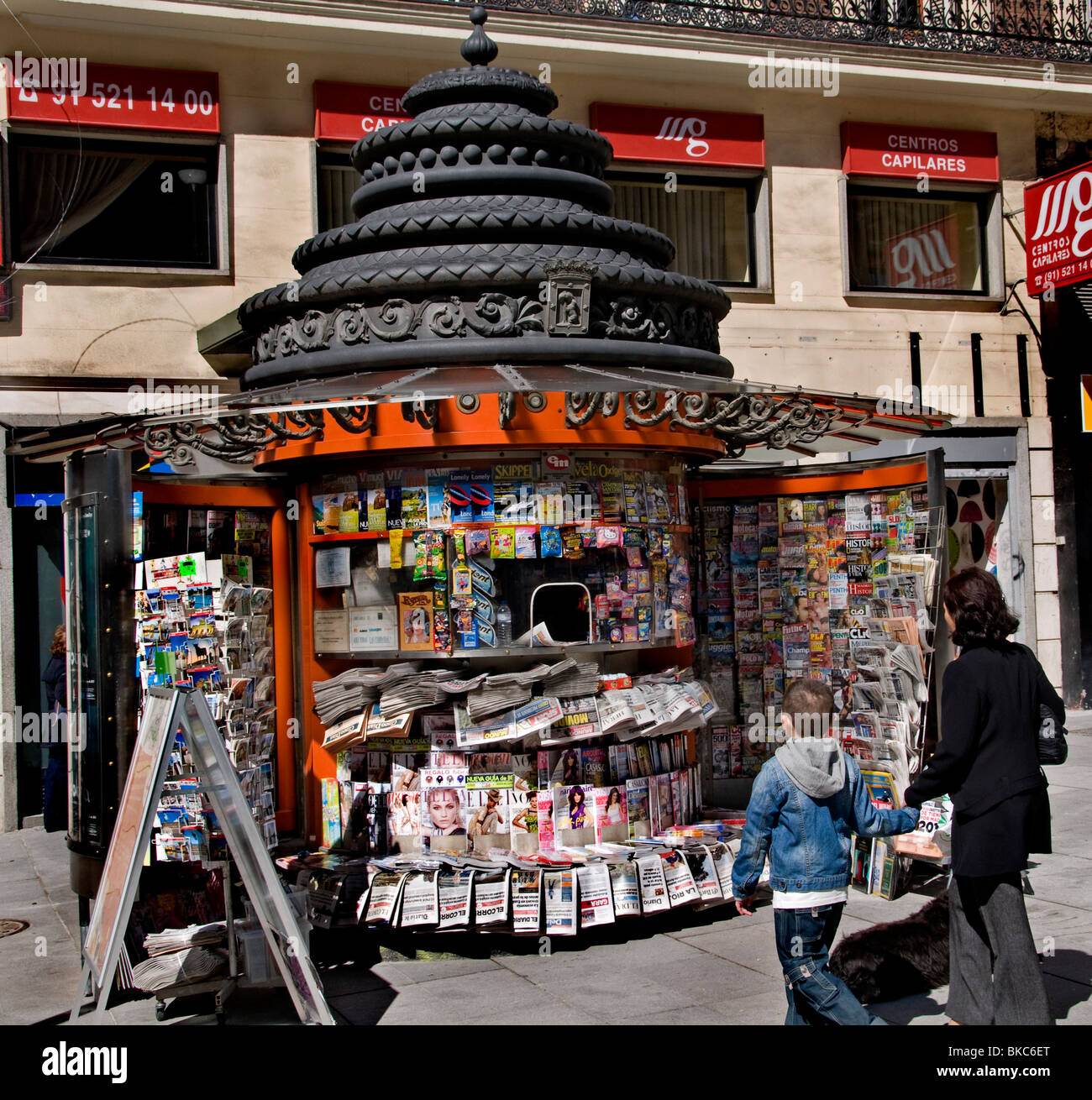 Newspaper kiosk spain spanish Banque de photographies et d'images à haute  résolution - Alamy