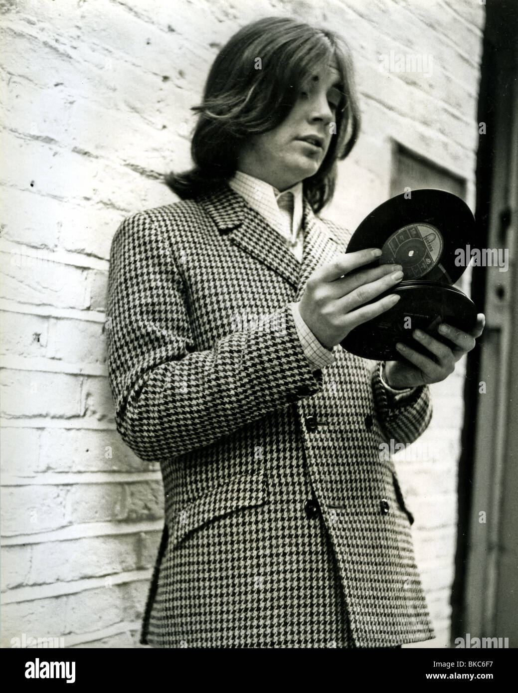 Les jolies choses - avec la chanteuse du groupe de rock britannique Phil Mai sur une Carnaby Street Fashion shoot en 1966 Banque D'Images