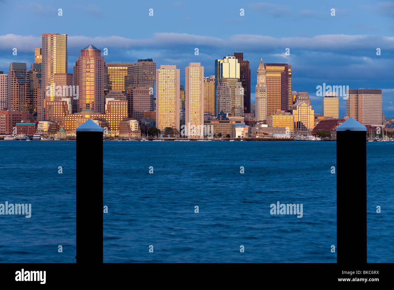 États-unis, Massachusetts, Boston, ville skline vue sur le port de Boston à l'aube Banque D'Images