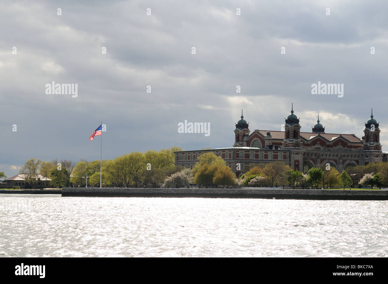 Ellis Island dans le port de New York. Entre 1892 et 1954, des millions d'immigrants sont entrés aux États-Unis par Ellis Island. Banque D'Images