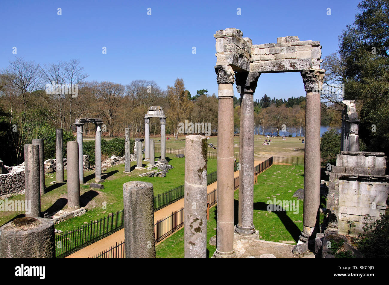 Ruines Romaines de Leptis Magna, Virginia Water, Surrey, Angleterre, Royaume-Uni Banque D'Images