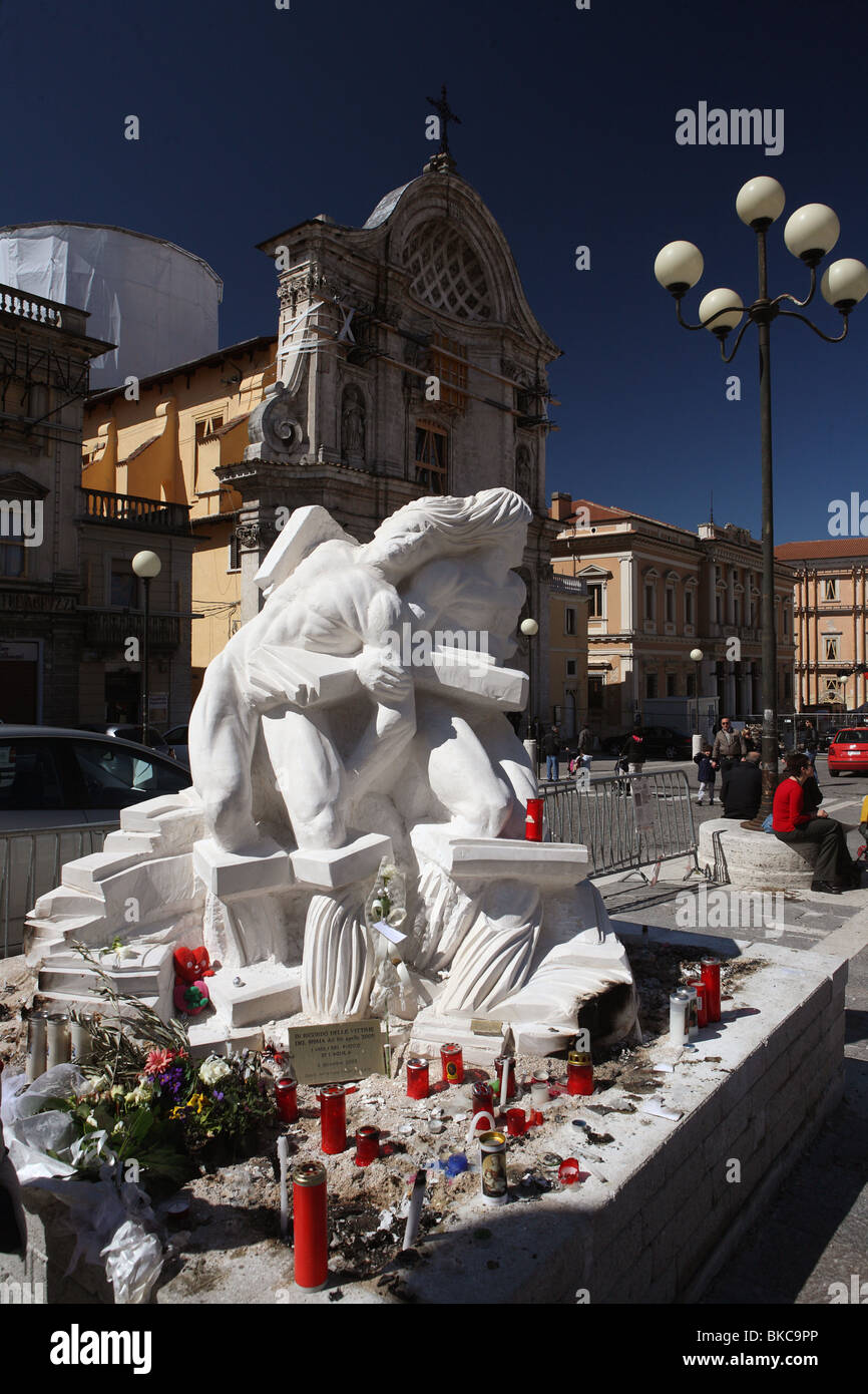 Monument aux victimes du tremblement de la Piazza Duomo L'Aquila Abruzzes Italie Banque D'Images