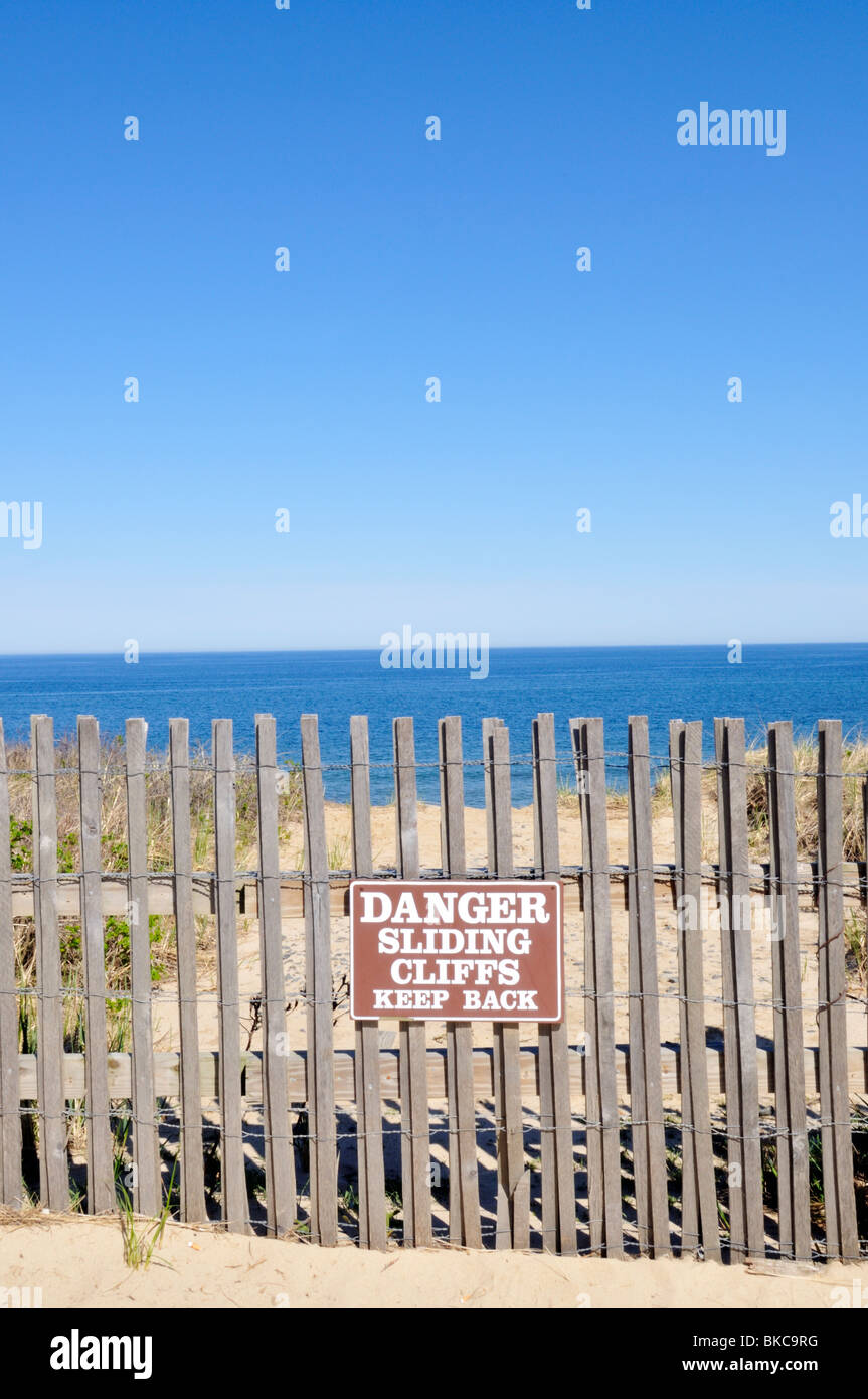 Plage clôture et panneau d'avertissement au bord de la falaise d'océan sur Cape Cod National Seashore, Nauset Light Beach, Eastham Cape Cod, USA Banque D'Images