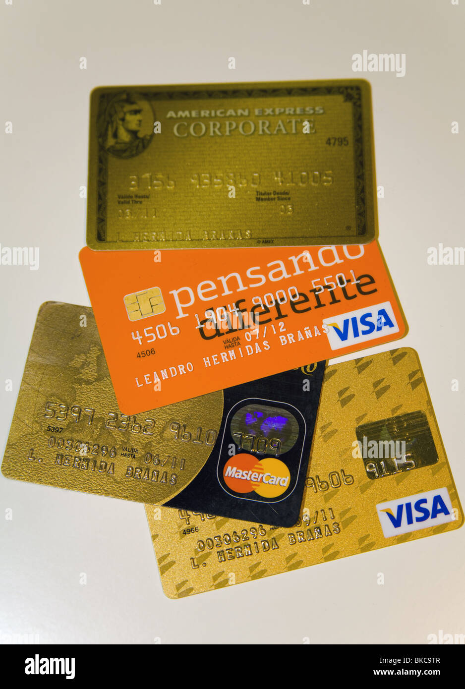 Ensemble de cartes de crédit et de débit pour les paiements électroniques Banque D'Images