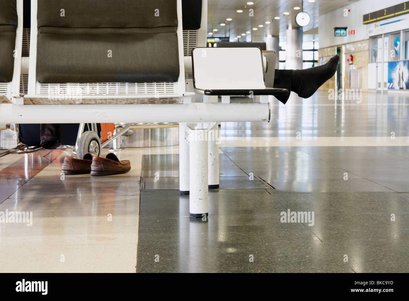 L'homme de dormir sur des sièges dans l'aéroport vide pendant les annulations de cendres volcaniques Banque D'Images