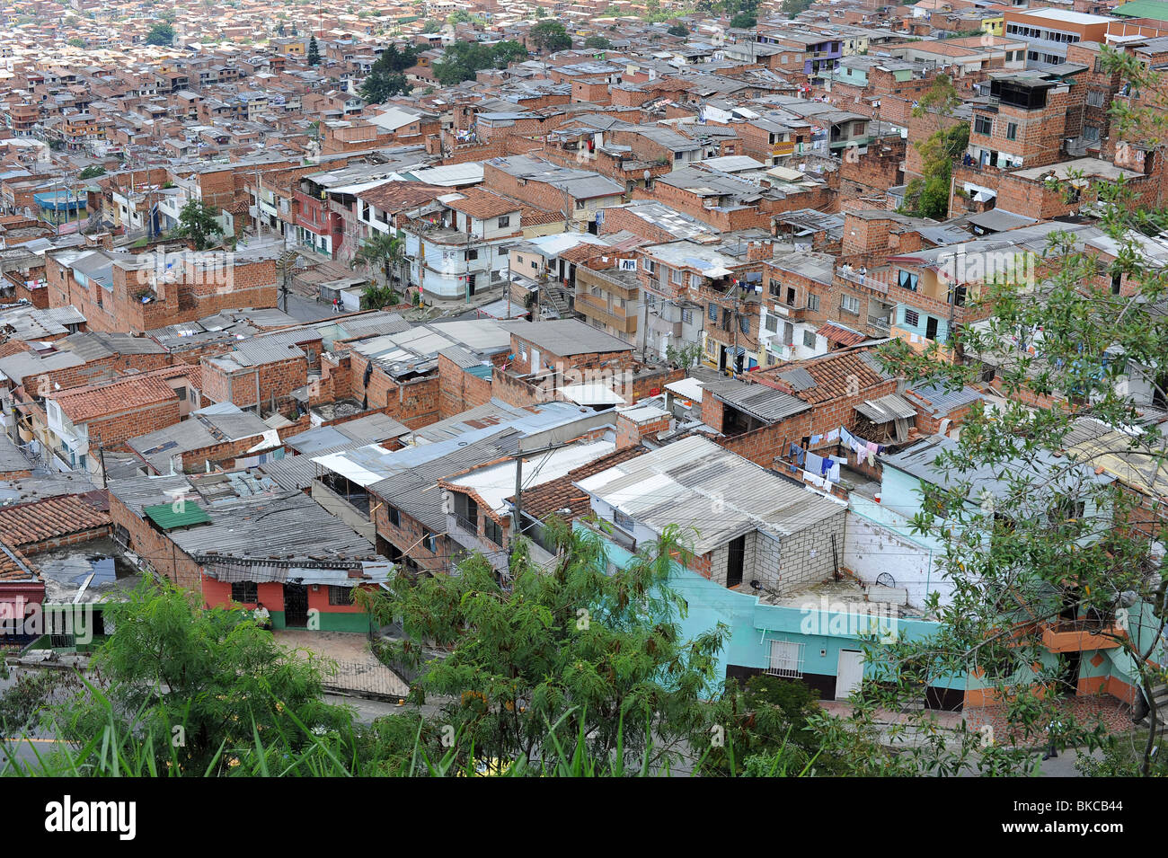 Vue sur les villages de montagne à forte densité de population dans les collines environnantes de Medellin. Banque D'Images