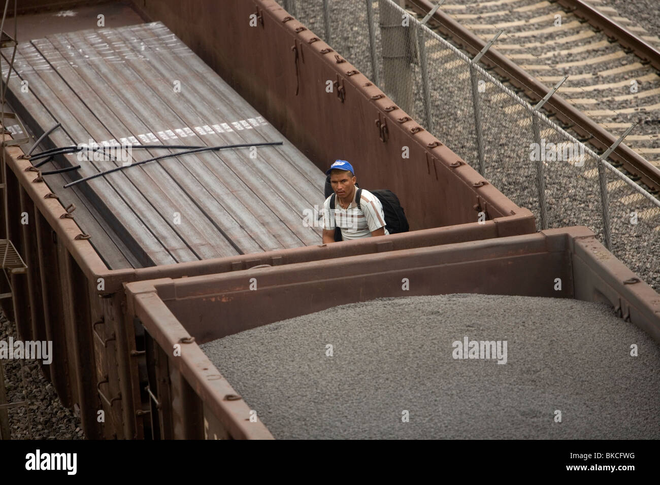 Un sans papiers migrants d'Amérique centrale traversant le Mexique pour rejoindre United States se trouve sur un wagon de train dans la ville de Mexico Banque D'Images