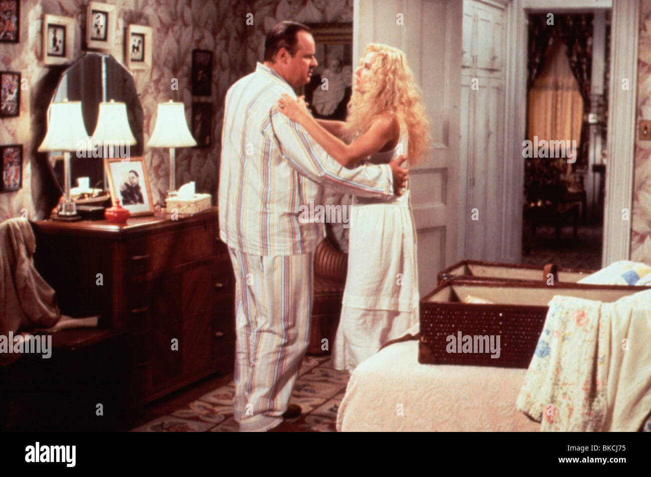 THE BUTCHER'S WIFE (1991) GEORGE DZUNDZA, DEMI MOORE BTC 016 Banque D'Images