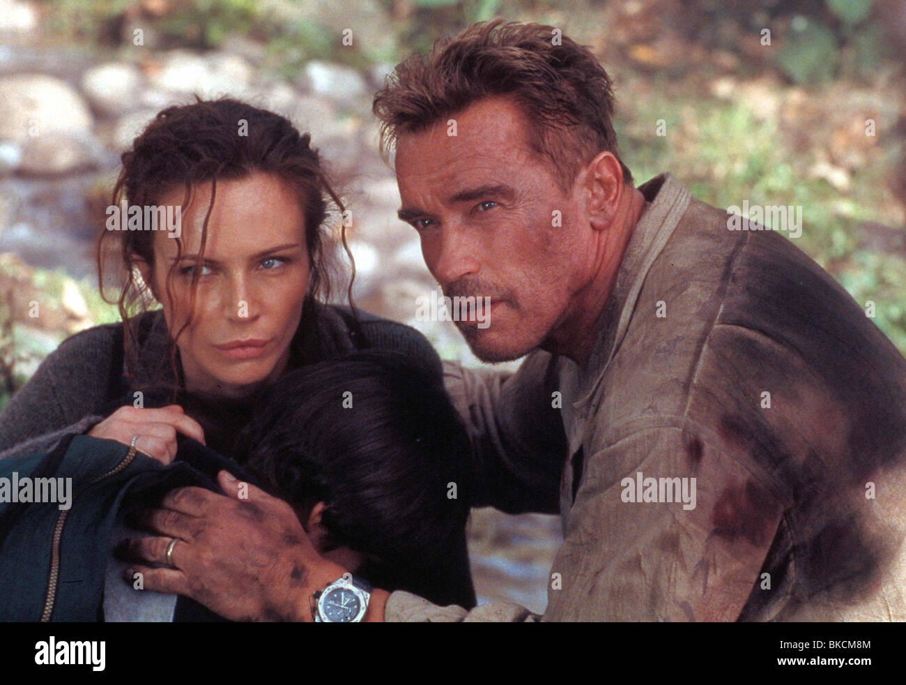 Dommages collatéraux (2002) Francesca Neri, Arnold Schwarzenegger, TYLER GARCIA POSEY CLDM 013 Banque D'Images