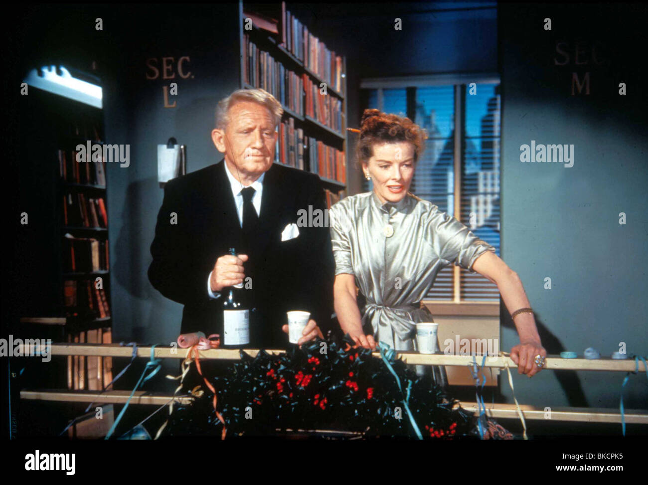 24 (1957) SON AUTRE FEMME (ALT) Spencer Tracy, KATHARINE HEPBURN DKST 001 Banque D'Images