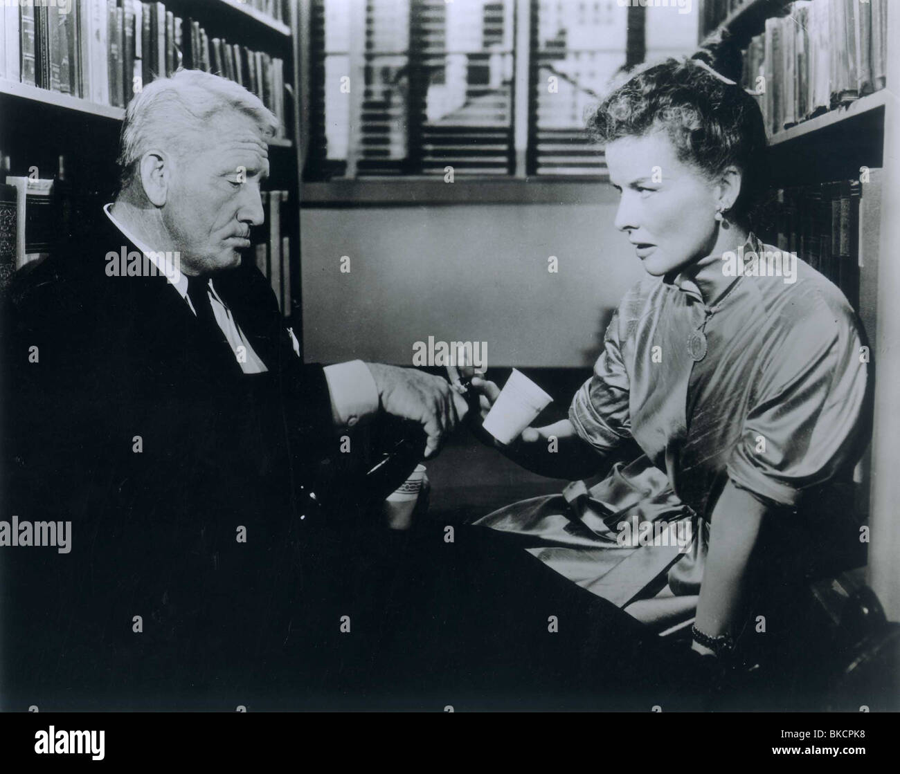 24 (1957) SON AUTRE FEMME (ALT) Spencer Tracy, KATHARINE HEPBURN DKST 003P Banque D'Images