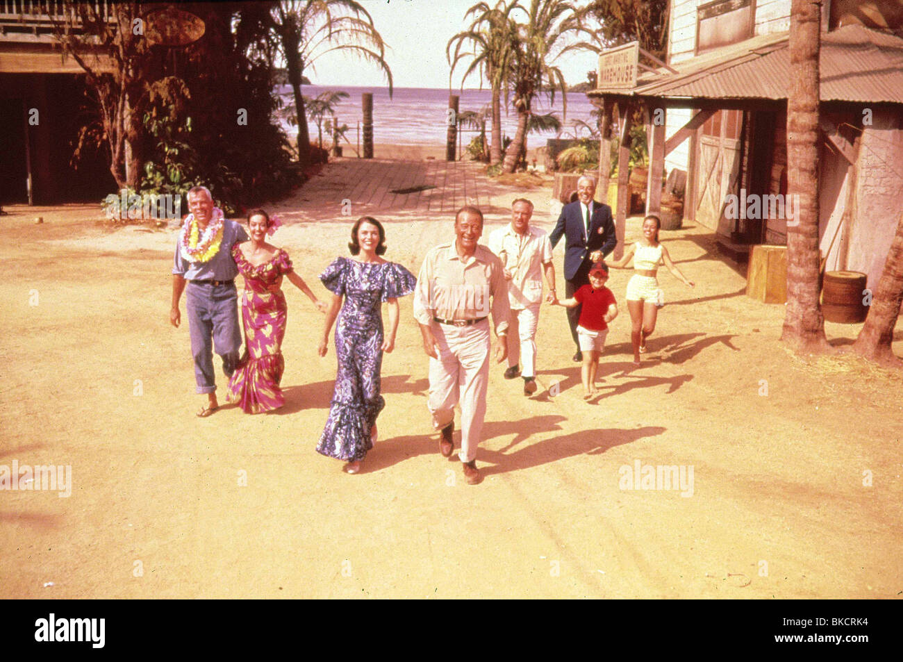 DONOVAN'S REEF (1963), LEE MARVIN, ELIZABETH ALLEN, JOHN WAYNE, César ROMERO DNV 008 L Banque D'Images