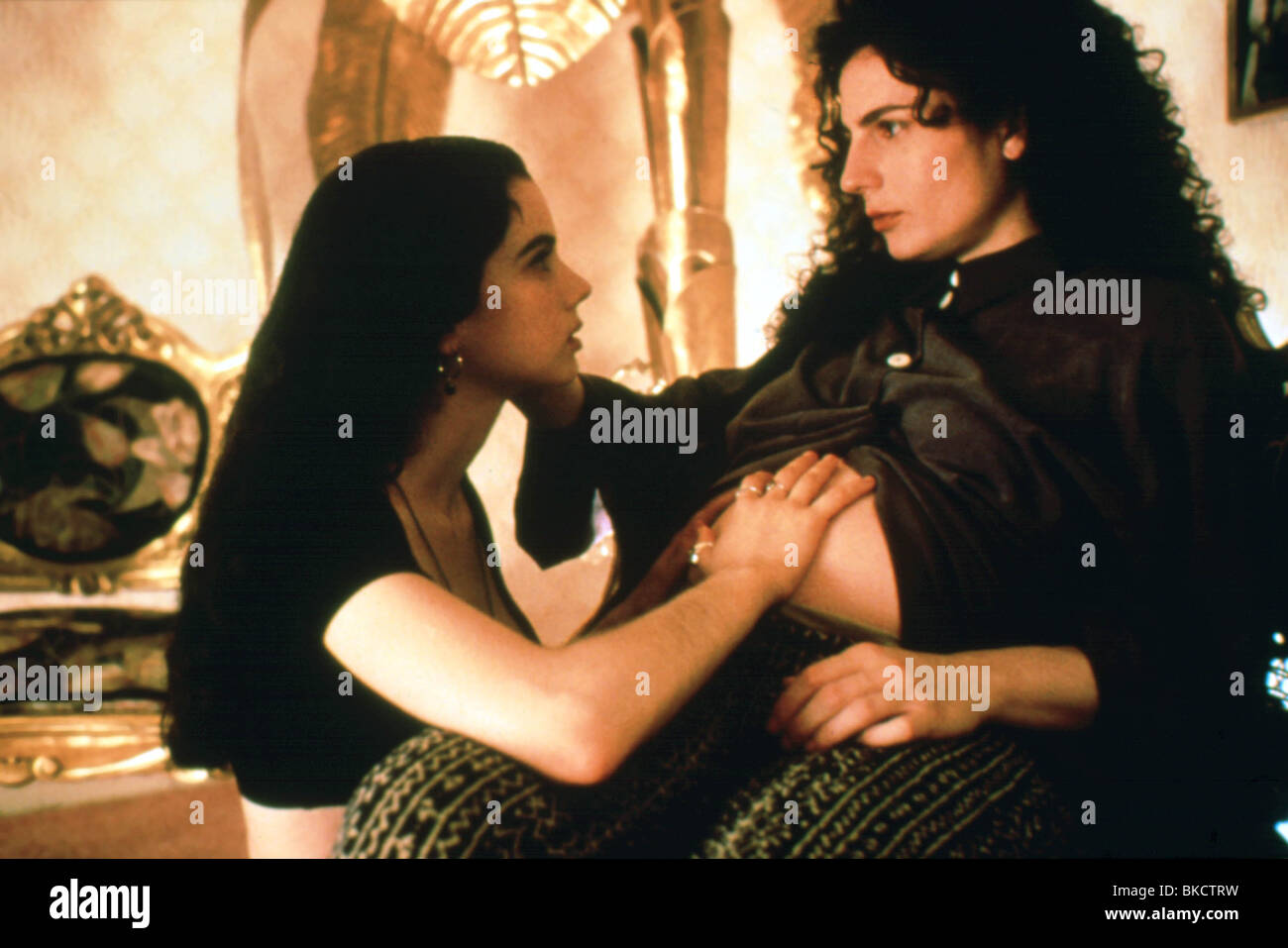 EXOTICA (1994) Mia Kirshner, Arsinee Khanjian EXOT 002 Banque D'Images