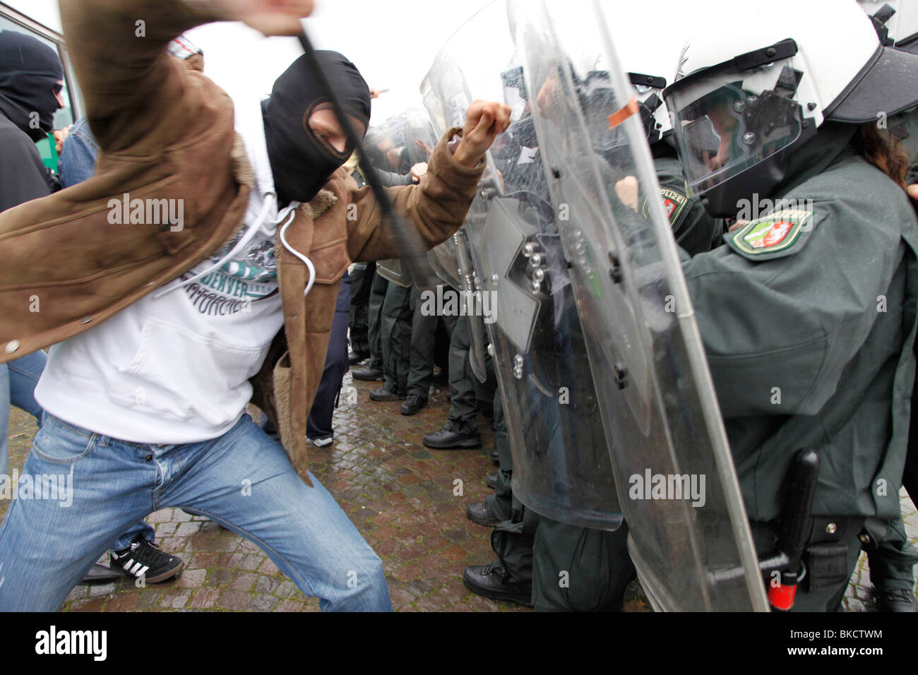 La violence à l'égard des agents de police. Exercice d'une unité de police anti émeute. Attaques de manifestants violents des forces de police. Banque D'Images