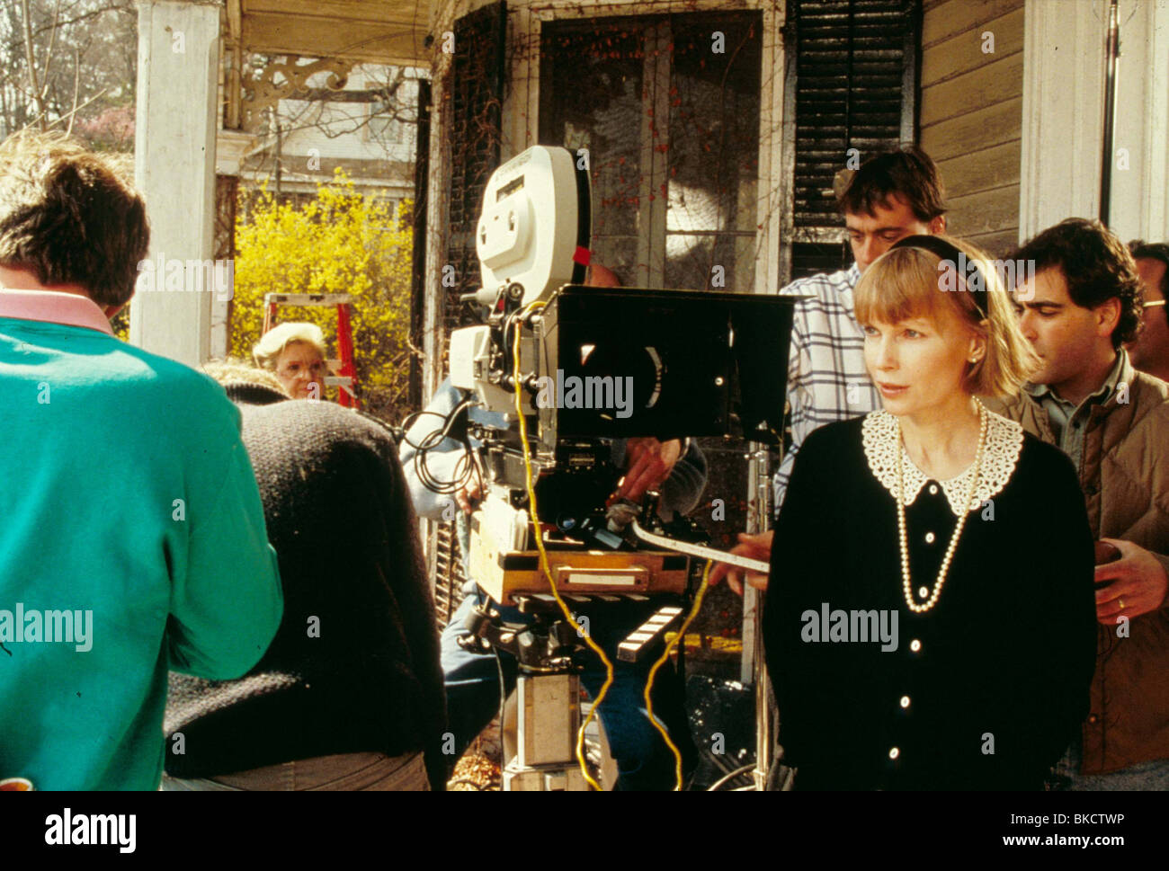 PRODUCTION TOURNAGE (ALT) derrière la scène (ALT) EMPLACEMENT (ALT) SUR LE PLATEAU (ALT) O/S 'ALICE' (1990) avec Mia Farrow FILM 140 Banque D'Images