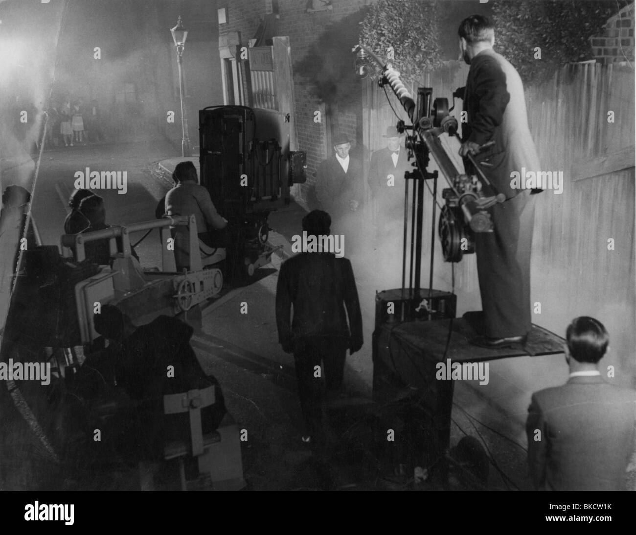 PRODUCTION TOURNAGE (ALT) EMPLACEMENT (ALT) derrière la scène (ALT) SUR LE  PLATEAU (ALT) O/S 'LA PORTE DANS LE MUR" (1955) FILM 003P Photo Stock -  Alamy