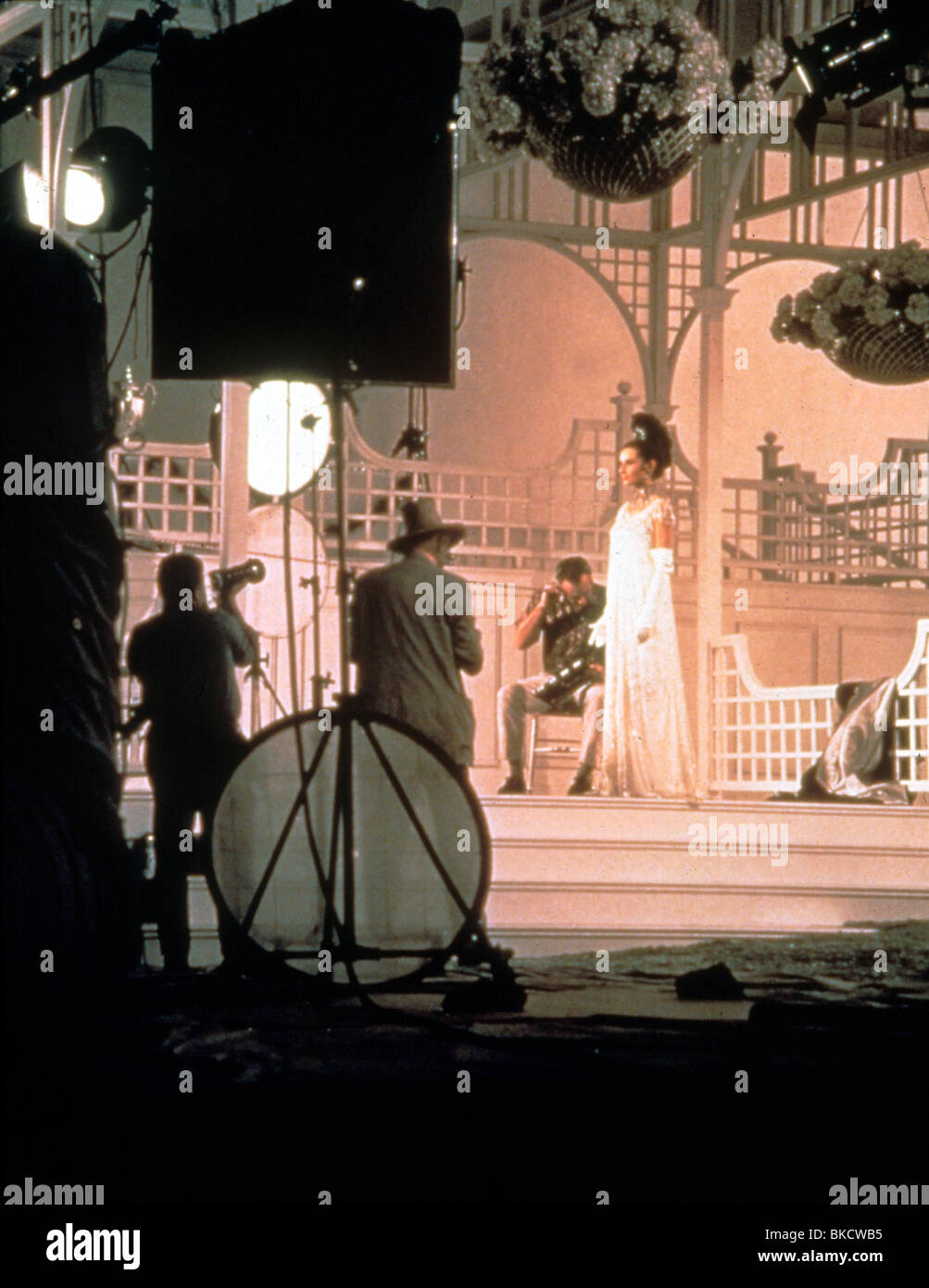 PRODUCTION TOURNAGE (ALT) EMPLACEMENT (ALT) derrière la scène (ALT) SUR LE PLATEAU (ALT) O/S 'MY FAIR LADY' (1964) avec Audrey Hepburn FILM Banque D'Images