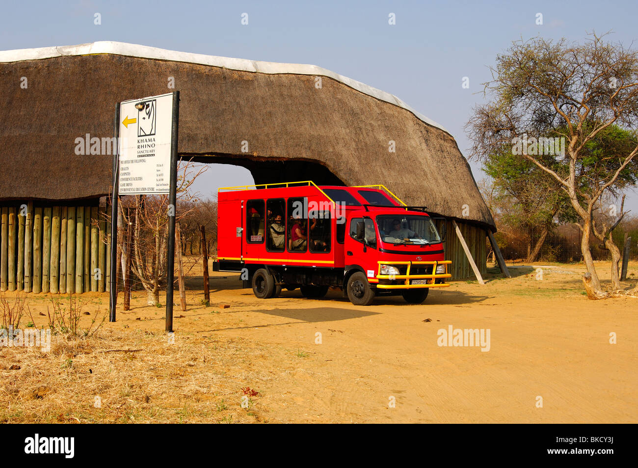 Véhicule de tourisme rouge à la porte d'entrée à l'Khama Rhino Sanctuary, Serowe, Botswana Banque D'Images