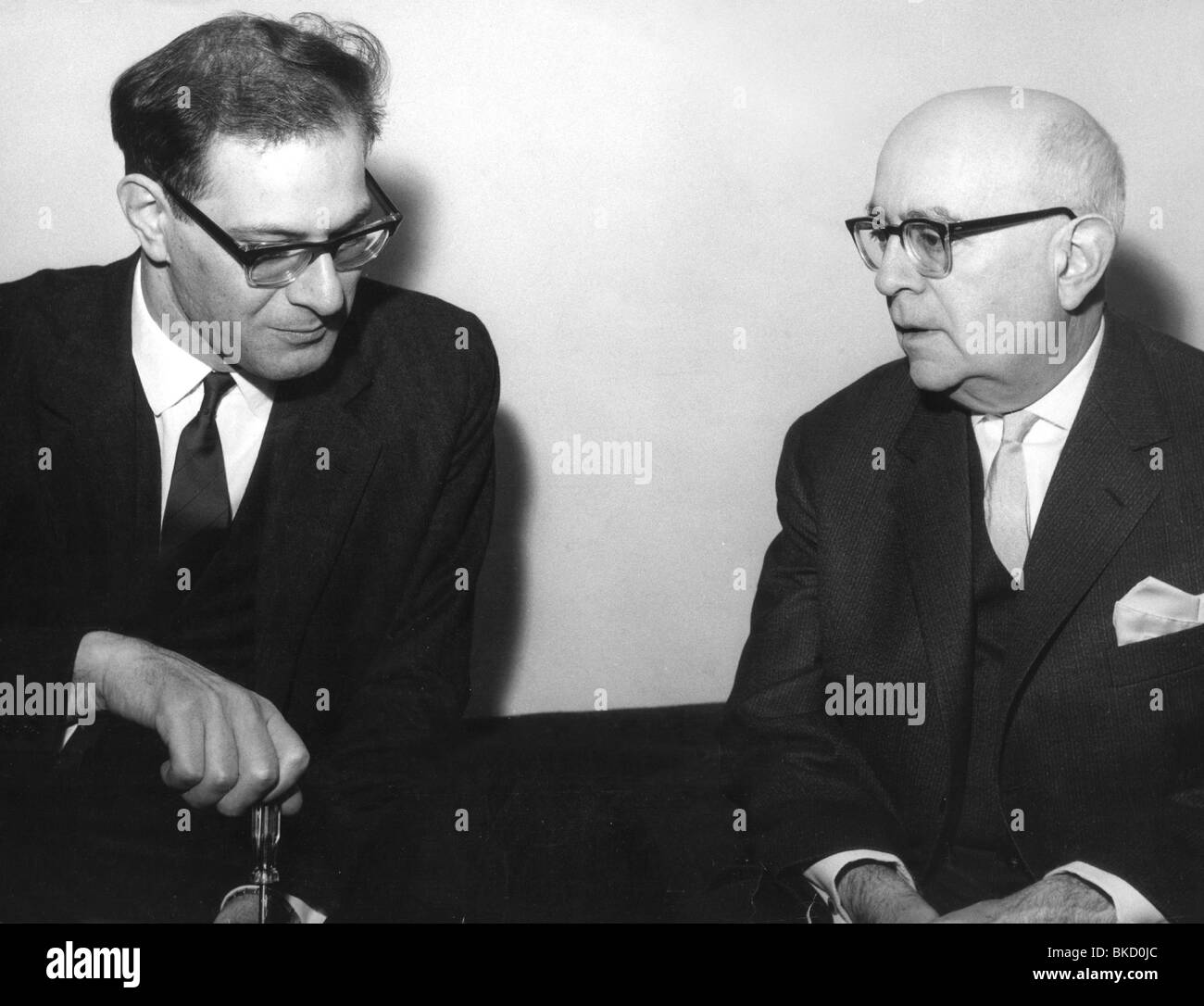 Adorno, Theodor, 11.9.1903 - 6.8.1969, musicologue allemande, sociologue, philosophe, demi-longueur (droite), avec Maurice Kagel, 1950, Banque D'Images