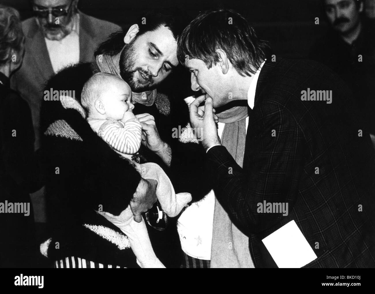 Schily, Otto, * 20.7.1932, politicien allemand (les Verts / SPD), membre du parlement fédéral allemand (Bundestag), demi-longueur, parlant à un membre du groupe parlementaire des Verts et de son enfant, années 80, Banque D'Images