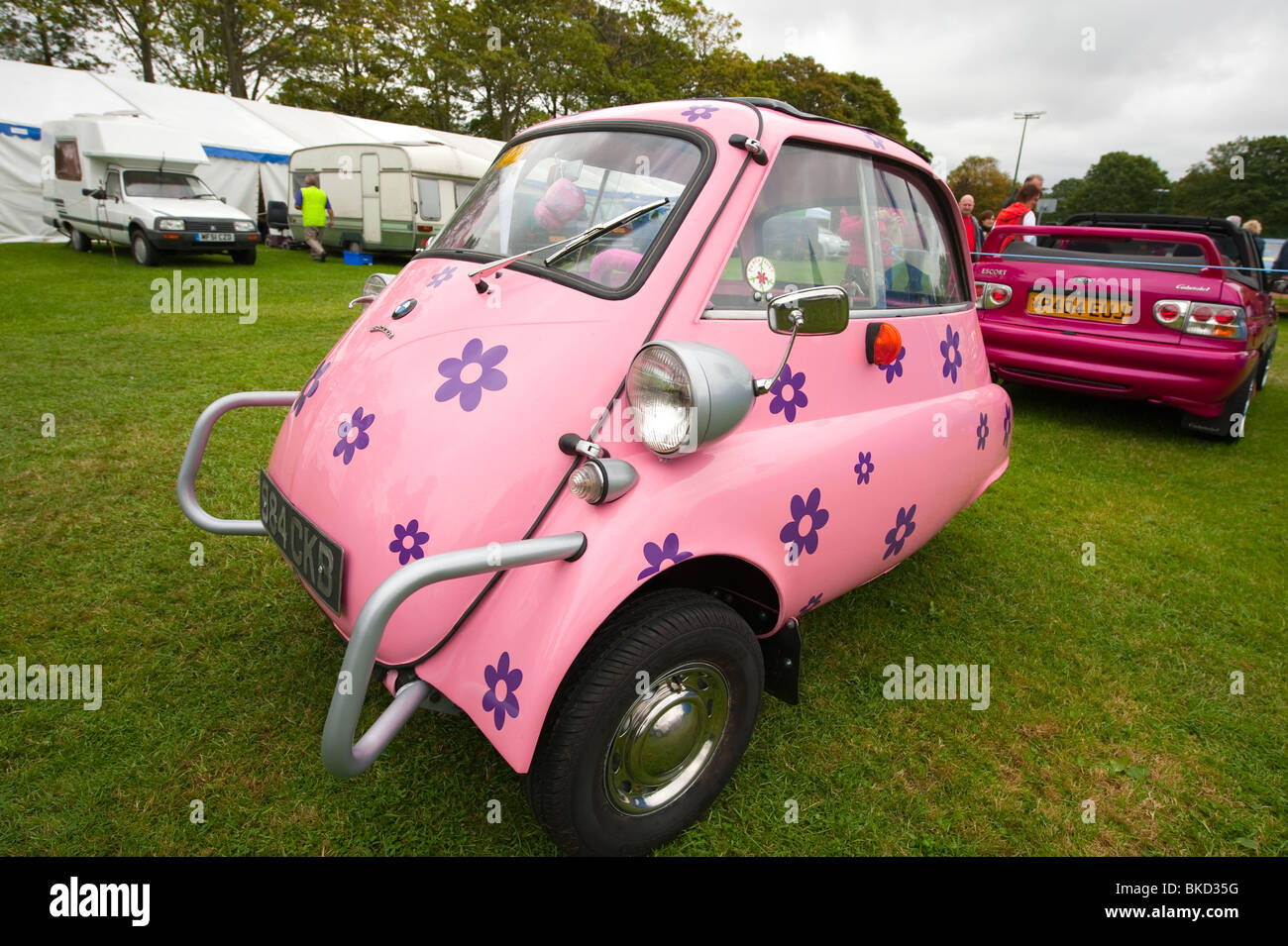 Rose lumineux BMW Isetta voiture bulle Banque D'Images