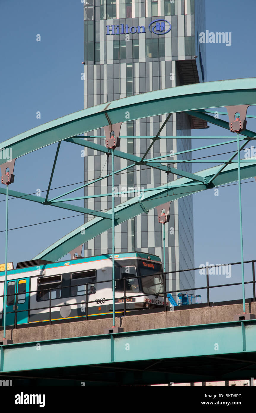 Le centre-ville de Manchester Metrolink tram,Beetham Tower en arrière-plan. Banque D'Images