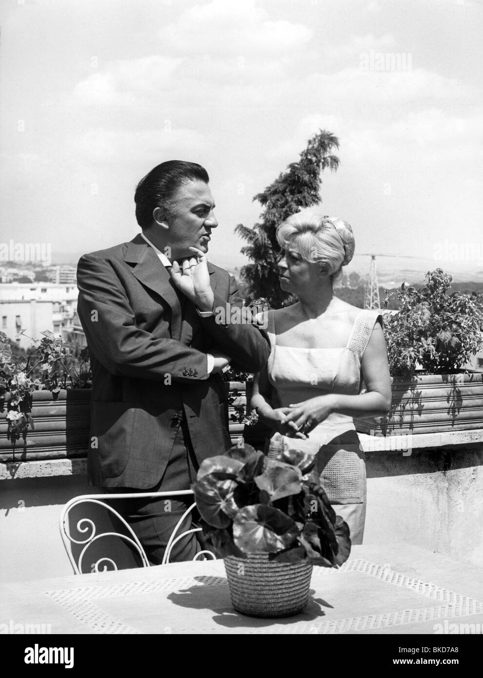 Fellini, Federico, 20.1.1920 - 31.10.1993, réalisateur italien, demi-longueur, avec sa femme Giulietta Masina, vers 1959, Banque D'Images