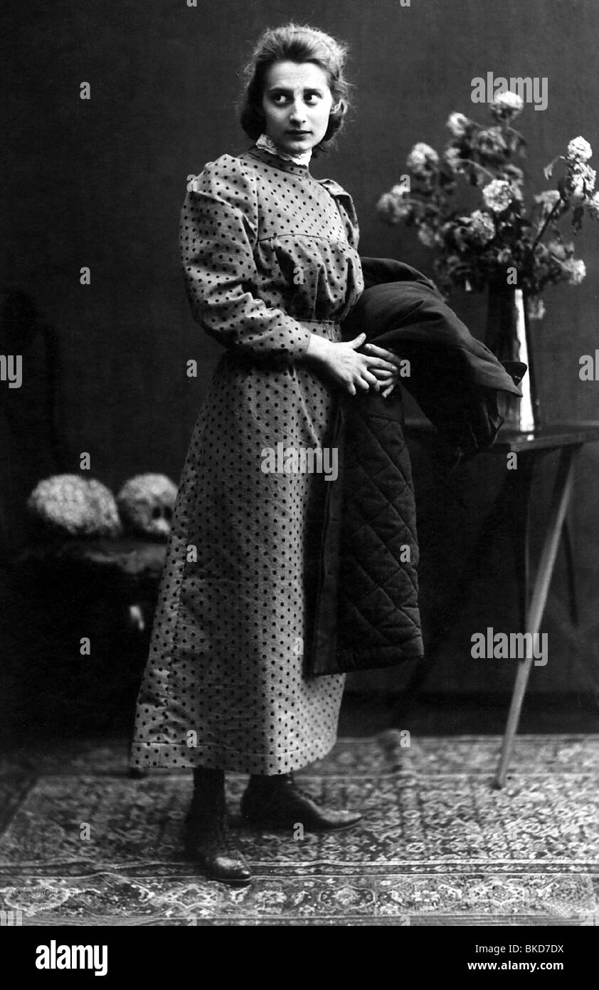 Orloff, Ida, 16.2.1899 - 9.4.1945, actrice allemande, pleine longueur, comme Mieze dans la pièce de théâtre 'Mieze und Maria', carte postale, vers 1910, Banque D'Images
