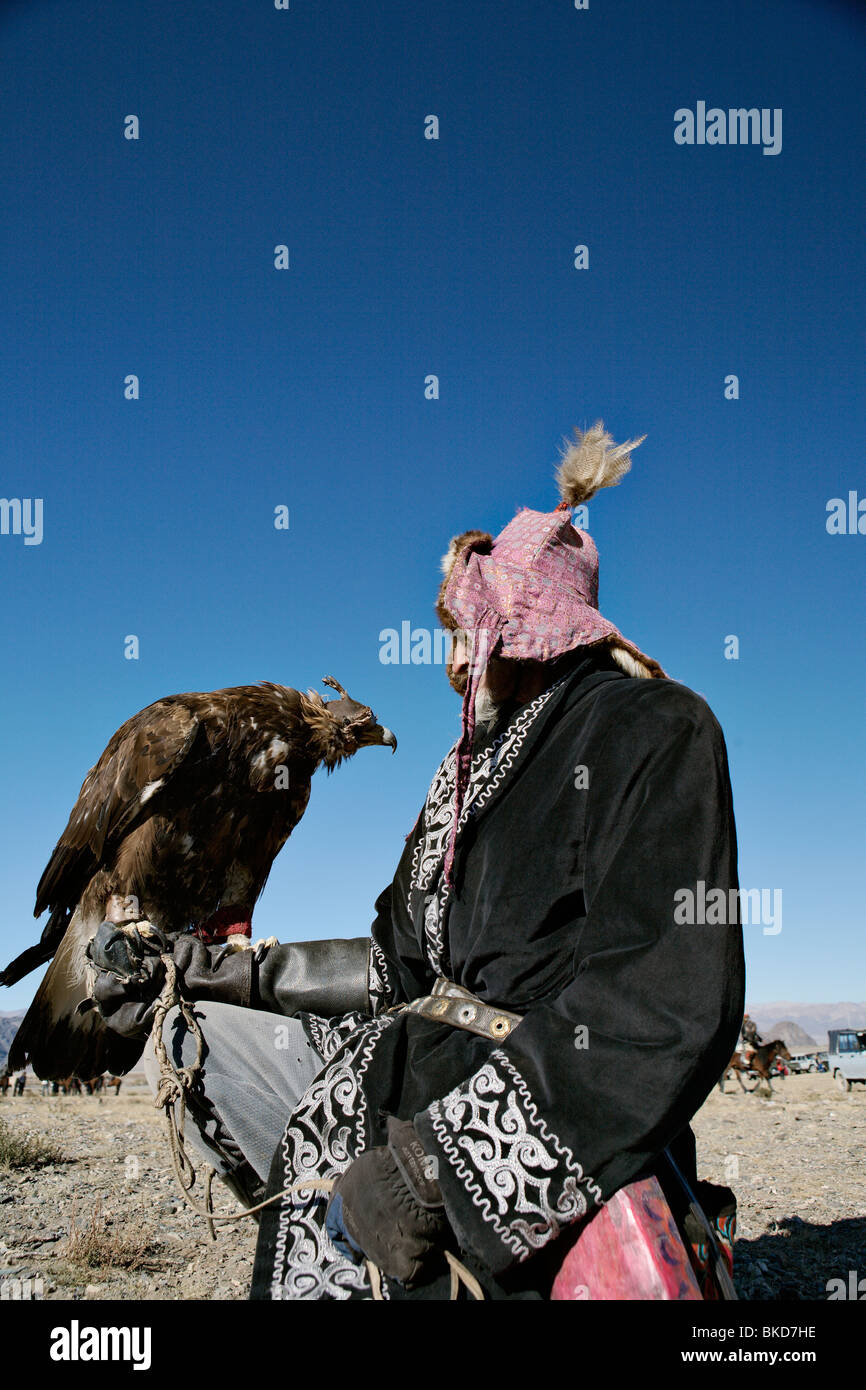 Eagle hunter posant aux Golden Eagle Festival. Bayan Olgii, la Mongolie. Banque D'Images