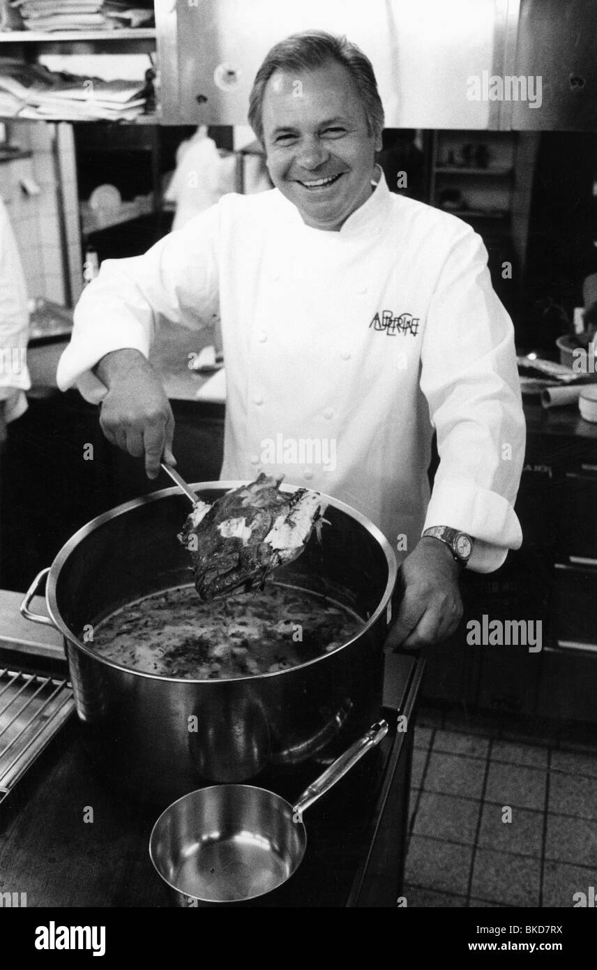 Witzigmann, Eckhard, * 4.7.1941, chef allemand, demi-longueur, dans la cuisine de son restaurant 'aubergine', Munich, 13.7.1989, Banque D'Images