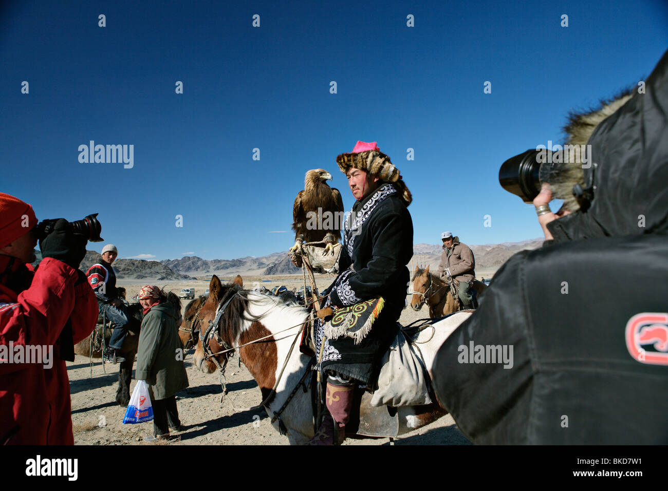 Eagle hunter qui pose pour les photographes aux Golden Eagle Festival. Bayan Olgii, la Mongolie. Banque D'Images