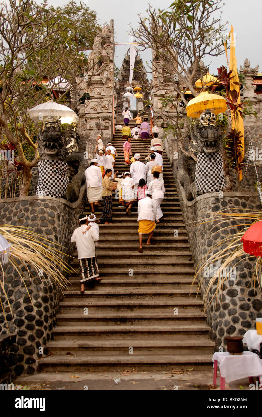 Les fidèles au temple ,festival , galungan bali ,cérémonie majeure Pura  Sabakabian Bebetin,, près de Lovina, nord de Bali, Indonésie Photo Stock -  Alamy