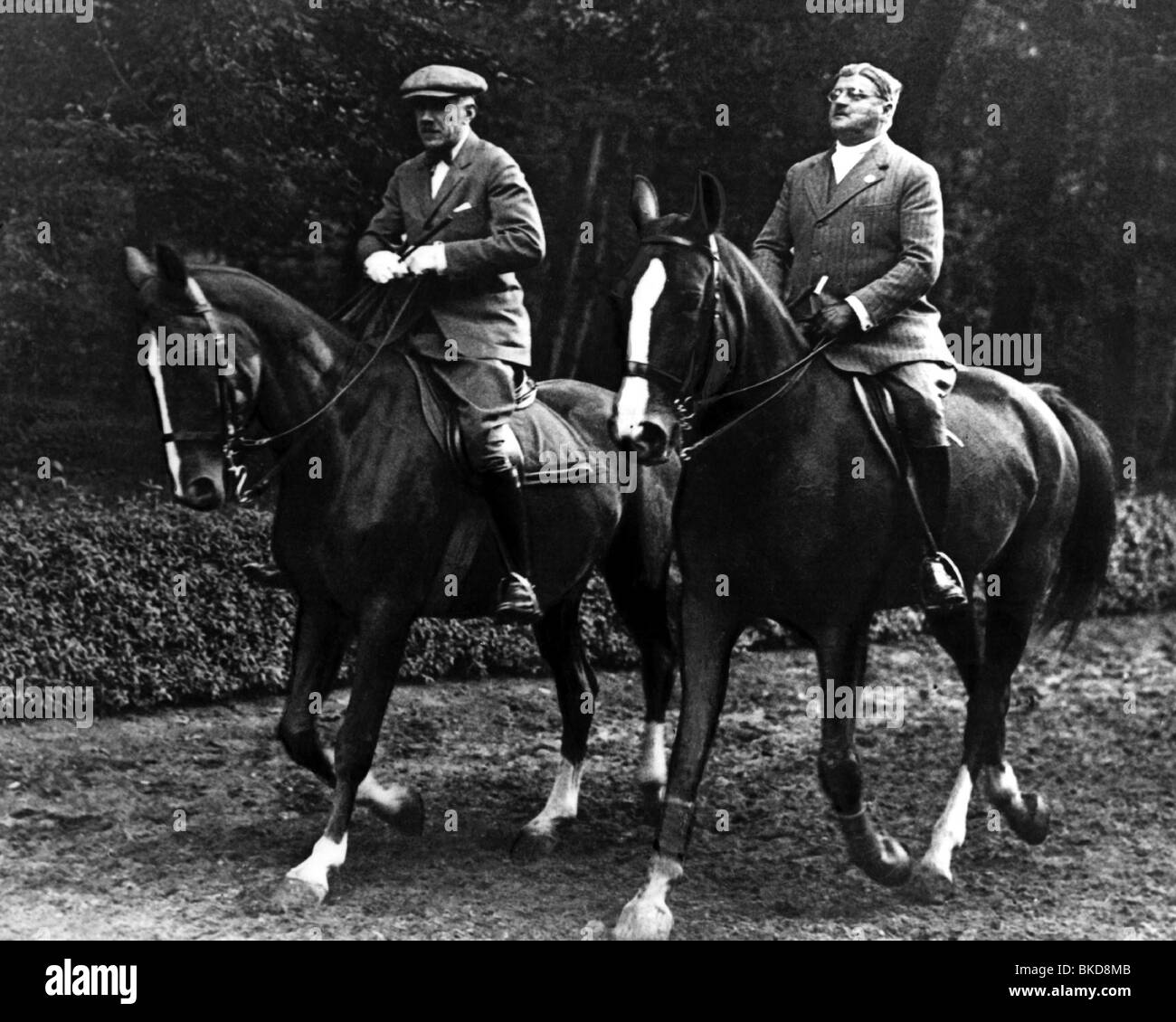 Papen, Franz von, 29.10.1879 - 2.5.1969, politicien allemand (Zentrum), Chancelier Reich 1932, en pleine longueur, circonscription avec Otto Meissner, chef du Bureau du Président de l'Allemagne, 1932, Banque D'Images