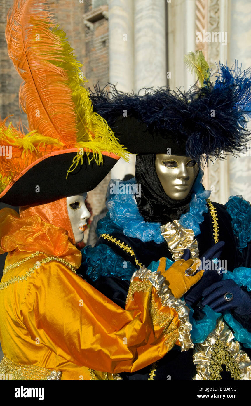 Deux participants portant les costumes de carnaval à Venise, Italie Banque D'Images