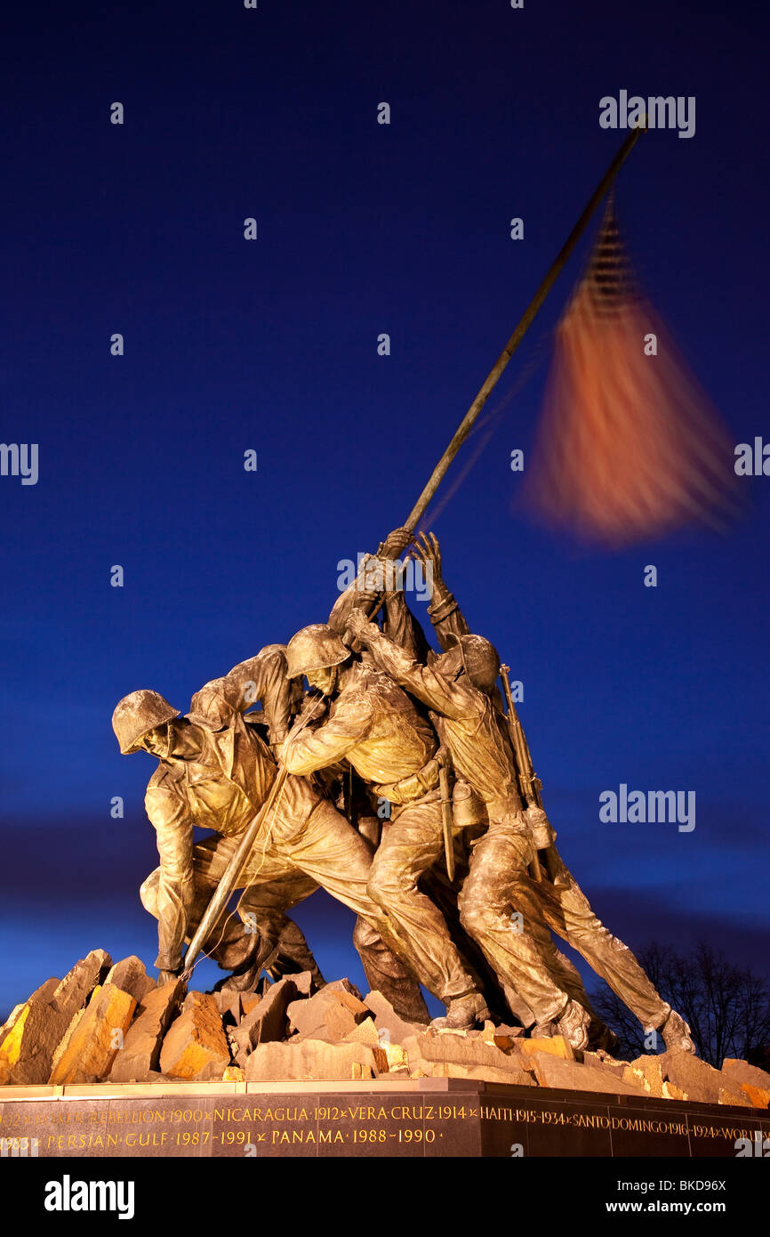 Marines Iwo Jima Memorial au crépuscule près de cimetière National d'Arlington, Arlington Virginia USA Banque D'Images