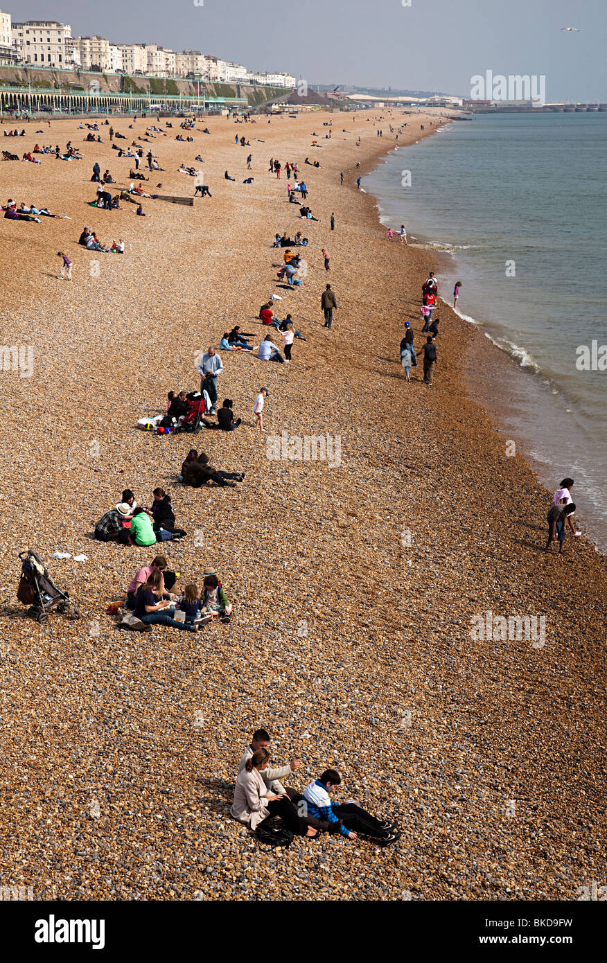 Des gens assis sur la plage de Brighton England UK Banque D'Images